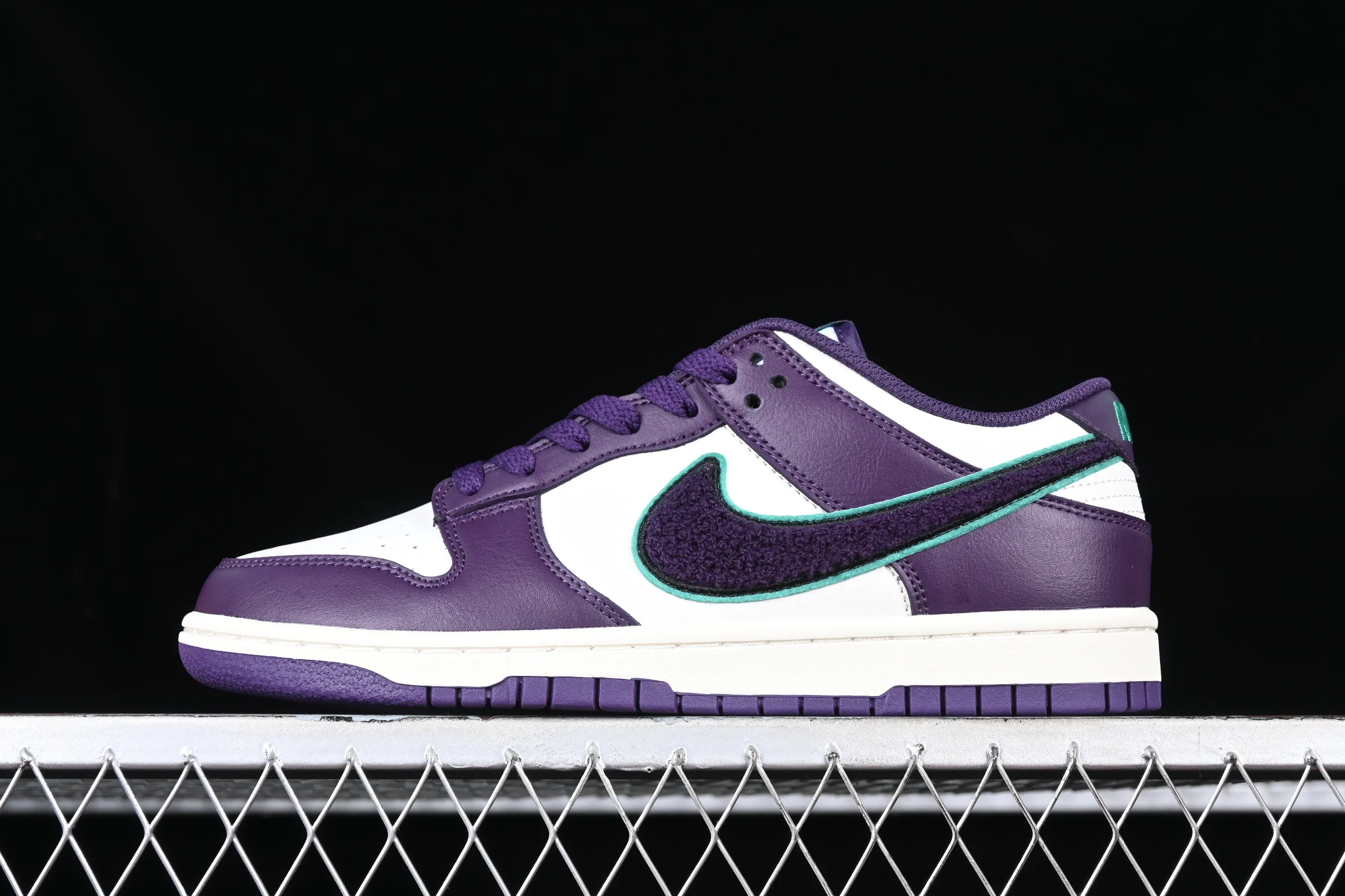 All Categories Nk SB Dunk Series Nk SB Dunk Low Low-top sneakers Nk SB Dunk Low "Chenille Swoosh" Chenille SB low-top sports and leisure sneakers DQ7683-100